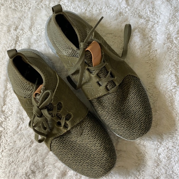 New Balance tennis shoes. - Picture 1 of 6